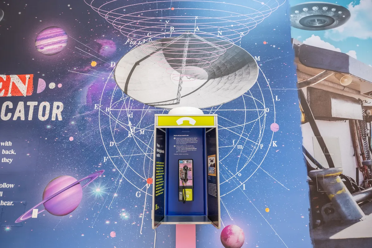 UFO pop-up photo experience